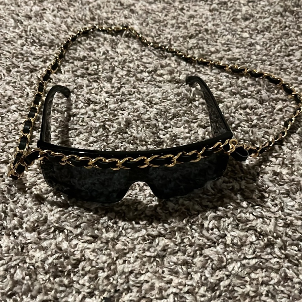 Authentic vintage Chanel sunglasses with leather gold chain - Picture 4 of 12